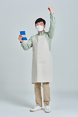 포토 JPG 스튜디오촬영 전신 남자 비즈니스 응원 회색배경 실내 마스크 한명 서기 들기 성인 앞모습 30대 파이팅 앞치마 카페 한국인 상인 서비스 통장 자영업 장사 매출 성인남자한명만 소상공인 코로나바이러스 델타변이바이러스 국내포토 직업 1 뷰포인트 백그라운드 모션 사람 동양인 내부 장년 금융 경제 상점 회색 바이러스 상업 남자한명만 성인남자만 파일형식