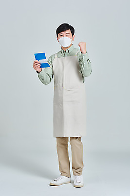 포토 JPG 스튜디오촬영 전신 남자 비즈니스 응원 회색배경 실내 마스크 한명 서기 들기 성인 앞모습 30대 파이팅 앞치마 카페 한국인 상인 서비스 통장 자영업 장사 매출 성인남자한명만 소상공인 코로나바이러스 델타변이바이러스 국내포토 직업 1 뷰포인트 백그라운드 모션 사람 동양인 내부 장년 금융 경제 상점 회색 바이러스 상업 남자한명만 성인남자만 파일형식