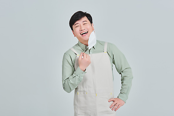 포토 JPG 스튜디오촬영 남자 비즈니스 회색배경 실내 마스크 한명 서기 상반신 성인 앞모습 30대 앞치마 카페 한국인 상인 서비스 자영업 장사 매출 성인남자한명만 소상공인 코로나바이러스 노마스크 델타변이바이러스 국내포토 직업 1 뷰포인트 백그라운드 모션 사람 동양인 내부 장년 경제 상점 회색 바이러스 사회이슈 상업 남자한명만 성인남자만 파일형식