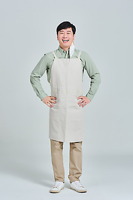 포토 JPG 스튜디오촬영 전신 남자 허리손 비즈니스 회색배경 실내 마스크 한명 서기 미소 성인 앞모습 30대 앞치마 카페 한국인 상인 서비스 자영업 장사 매출 성인남자한명만 소상공인 코로나바이러스 노마스크 델타변이바이러스 국내포토 직업 1 뷰포인트 포즈 백그라운드 모션 표정 사람 동양인 내부 장년 경제 상점 회색 바이러스 사회이슈 상업 남자한명만 성인남자만 파일형식