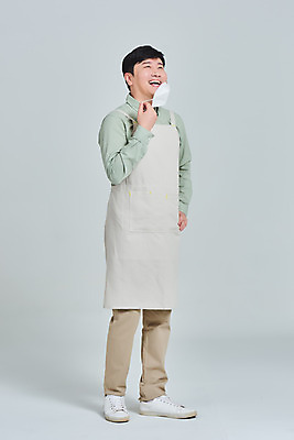 포토 JPG 스튜디오촬영 전신 남자 비즈니스 회색배경 실내 마스크 한명 서기 성인 옆모습 30대 앞치마 카페 한국인 상인 서비스 자영업 장사 매출 성인남자한명만 소상공인 코로나바이러스 노마스크 델타변이바이러스 국내포토 직업 1 뷰포인트 백그라운드 모션 사람 동양인 내부 장년 경제 상점 회색 바이러스 사회이슈 상업 남자한명만 성인남자만 파일형식