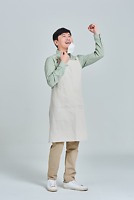 포토 JPG 스튜디오촬영 전신 남자 비즈니스 응원 회색배경 실내 마스크 한명 서기 미소 성인 앞모습 30대 파이팅 앞치마 카페 한국인 상인 서비스 자영업 장사 매출 성인남자한명만 소상공인 코로나바이러스 노마스크 델타변이바이러스 국내포토 직업 1 뷰포인트 백그라운드 모션 표정 사람 동양인 내부 장년 경제 상점 회색 바이러스 사회이슈 상업 남자한명만 성인남자만 파일형식