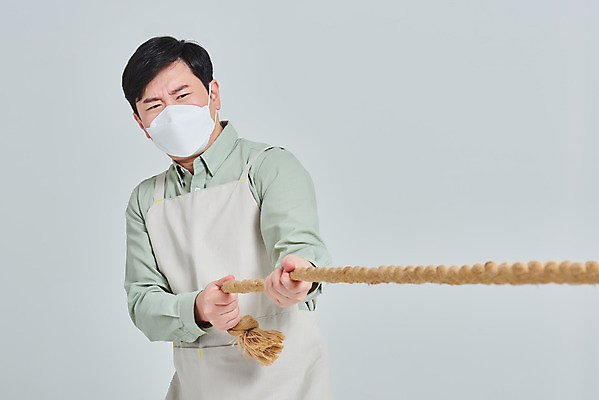 포토 JPG 스튜디오촬영 남자 밧줄 비즈니스 회색배경 실내 마스크 한명 서기 상반신 성인 앞모습 30대 앞치마 카페 한국인 당기기 상인 서비스 자영업 장사 매출 성인남자한명만 소상공인 코로나바이러스 델타변이바이러스 국내포토 직업 1 줄 뷰포인트 백그라운드 모션 사람 동양인 내부 장년 경제 상점 회색 바이러스 상업 남자한명만 성인남자만 파일형식