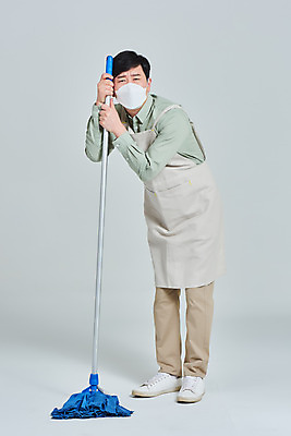 포토 JPG 스튜디오촬영 전신 남자 비즈니스 회색배경 실내 마스크 한명 서기 성인 앞모습 30대 앞치마 카페 한국인 상인 서비스 자영업 장사 대걸레 매출 힘듦 성인남자한명만 소상공인 코로나바이러스 델타변이바이러스 국내포토 직업 1 뷰포인트 백그라운드 컨셉 모션 사람 동양인 내부 장년 경제 상점 회색 바이러스 청소도구 상업 남자한명만 성인남자만 파일형식