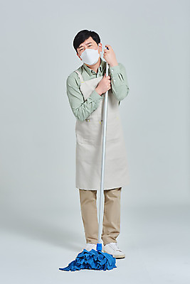 포토 JPG 스튜디오촬영 전신 남자 비즈니스 회색배경 실내 마스크 한명 서기 성인 앞모습 30대 앞치마 카페 한국인 상인 청소 서비스 자영업 장사 대걸레 매출 힘듦 성인남자한명만 소상공인 코로나바이러스 델타변이바이러스 국내포토 직업 1 뷰포인트 백그라운드 컨셉 모션 사람 동양인 내부 장년 경제 상점 회색 바이러스 청소도구 상업 남자한명만 성인남자만 파일형식