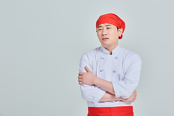 포토 JPG 스튜디오촬영 남자 비즈니스 회색배경 실내 두건 한명 서기 상반신 성인 앞모습 30대 식당 주방장 앞치마 한국인 찡그림 상인 사회이슈 서비스 고민 자영업 장사 매출 성인남자한명만 소상공인 국내포토 직업 1 감정 뷰포인트 백그라운드 컨셉 모션 표정 사람 동양인 내부 장년 경제 상점 요리사 회색 상업 남자한명만 성인남자만 파일형식