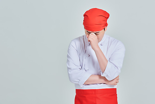 포토 JPG 스튜디오촬영 남자 비즈니스 회색배경 실내 두건 한명 서기 상반신 성인 앞모습 30대 식당 주방장 앞치마 한국인 상인 사회이슈 서비스 고민 자영업 장사 매출 성인남자한명만 소상공인 국내포토 직업 1 감정 뷰포인트 백그라운드 컨셉 모션 사람 동양인 내부 장년 경제 상점 요리사 회색 상업 남자한명만 성인남자만 파일형식