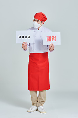 포토 JPG 스튜디오촬영 전신 응시 남자 비즈니스 회색배경 실내 두건 마스크 한명 서기 들기 성인 앞모습 30대 식당 주방장 앞치마 한국인 찡그림 상인 사회이슈 서비스 자영업 장사 매출 휴업 성인남자한명만 소상공인 폐점 국내포토 직업 1 시선 뷰포인트 백그라운드 컨셉 모션 표정 사람 동양인 내부 장년 경제 상점 요리사 회색 상업 남자한명만 성인남자만 파일형식