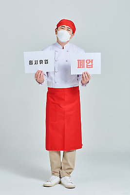 포토 JPG 스튜디오촬영 전신 남자 비즈니스 회색배경 실내 두건 마스크 한명 서기 들기 성인 앞모습 30대 식당 주방장 앞치마 한국인 찡그림 상인 사회이슈 서비스 자영업 장사 매출 휴업 성인남자한명만 소상공인 폐점 국내포토 직업 1 뷰포인트 백그라운드 컨셉 모션 표정 사람 동양인 내부 장년 경제 상점 요리사 회색 상업 남자한명만 성인남자만 파일형식