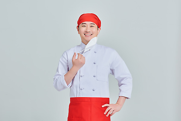 포토 JPG 스튜디오촬영 남자 허리손 비즈니스 회색배경 실내 두건 마스크 한명 서기 미소 상반신 성인 앞모습 30대 식당 주방장 앞치마 한국인 상인 사회이슈 서비스 자영업 장사 매출 성인남자한명만 소상공인 노마스크 국내포토 직업 1 뷰포인트 포즈 백그라운드 컨셉 모션 표정 사람 동양인 내부 장년 경제 상점 요리사 회색 상업 남자한명만 성인남자만 파일형식