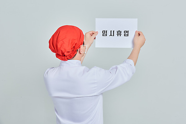 포토 JPG 스튜디오촬영 남자 비즈니스 회색배경 실내 두건 마스크 한명 서기 들기 상반신 성인 뒷모습 30대 식당 주방장 앞치마 한국인 상인 사회이슈 서비스 자영업 장사 매출 휴업 성인남자한명만 소상공인 국내포토 직업 1 뷰포인트 백그라운드 컨셉 모션 사람 동양인 내부 장년 경제 상점 요리사 회색 상업 남자한명만 성인남자만 파일형식