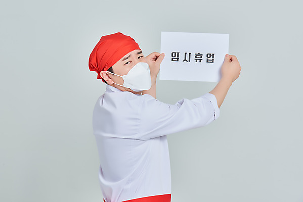 포토 JPG 스튜디오촬영 남자 비즈니스 회색배경 실내 두건 마스크 한명 서기 들기 상반신 성인 뒷모습 30대 식당 주방장 앞치마 한국인 뒤돌아보기 찡그림 상인 사회이슈 서비스 고민 자영업 장사 매출 휴업 성인남자한명만 소상공인 국내포토 직업 1 감정 뷰포인트 백그라운드 컨셉 모션 표정 사람 동양인 내부 장년 경제 상점 요리사 회색 상업 남자한명만 성인남자만 파일형식