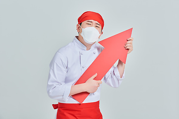 포토 JPG 스튜디오촬영 남자 화살표 비즈니스 회색배경 실내 두건 마스크 한명 서기 들기 상반신 성인 앞모습 30대 식당 주방장 앞치마 한국인 상인 사회이슈 서비스 상승 자영업 장사 매출 성인남자한명만 소상공인 국내포토 직업 1 뷰포인트 백그라운드 컨셉 모션 사람 동양인 내부 장년 경제 상점 요리사 회색 상업 남자한명만 성인남자만 파일형식
