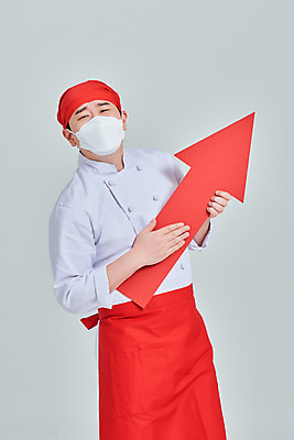 포토 JPG 스튜디오촬영 남자 화살표 비즈니스 회색배경 실내 두건 마스크 한명 서기 들기 상반신 성인 앞모습 30대 식당 주방장 앞치마 한국인 상인 사회이슈 서비스 상승 자영업 장사 매출 성인남자한명만 소상공인 국내포토 직업 1 뷰포인트 백그라운드 컨셉 모션 사람 동양인 내부 장년 경제 상점 요리사 회색 상업 남자한명만 성인남자만 파일형식