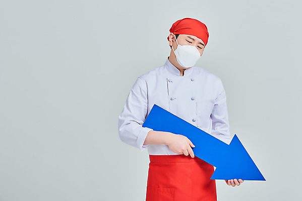 포토 JPG 스튜디오촬영 남자 화살표 비즈니스 회색배경 실내 두건 마스크 한명 서기 들기 상반신 성인 앞모습 30대 식당 주방장 앞치마 한국인 하락 상인 사회이슈 서비스 고민 자영업 장사 매출 성인남자한명만 소상공인 국내포토 직업 1 감정 뷰포인트 백그라운드 컨셉 모션 사람 동양인 내부 장년 경제 상점 요리사 회색 상업 남자한명만 성인남자만 파일형식