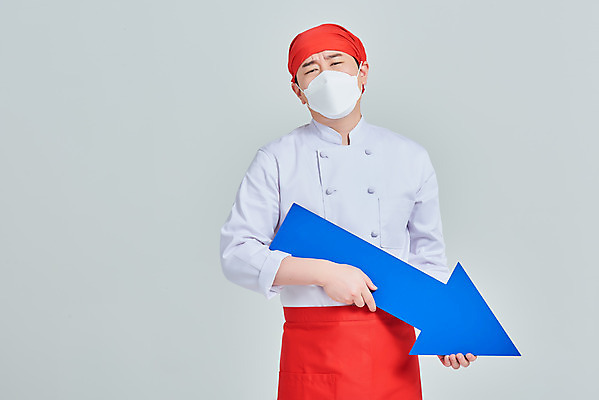 포토 JPG 스튜디오촬영 남자 화살표 비즈니스 회색배경 실내 두건 마스크 한명 서기 들기 상반신 성인 앞모습 30대 식당 주방장 앞치마 한국인 하락 상인 사회이슈 서비스 고민 자영업 장사 매출 성인남자한명만 소상공인 국내포토 직업 1 감정 뷰포인트 백그라운드 컨셉 모션 사람 동양인 내부 장년 경제 상점 요리사 회색 상업 남자한명만 성인남자만 파일형식
