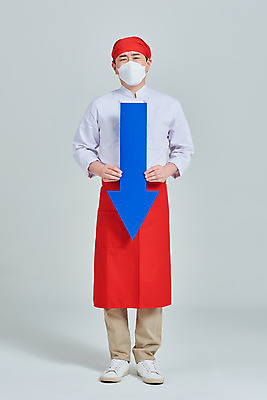 포토 JPG 스튜디오촬영 전신 남자 화살표 비즈니스 회색배경 실내 두건 마스크 한명 서기 들기 성인 앞모습 30대 식당 주방장 앞치마 한국인 찡그림 하락 상인 사회이슈 서비스 고민 자영업 장사 매출 하락세 성인남자한명만 소상공인 국내포토 직업 1 감정 뷰포인트 백그라운드 컨셉 모션 표정 사람 동양인 내부 장년 경제 상점 요리사 회색 상업 남자한명만 성인남자만 파일형식