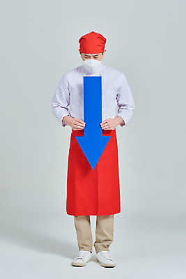 포토 JPG 스튜디오촬영 전신 남자 화살표 비즈니스 회색배경 실내 두건 마스크 한명 서기 들기 성인 앞모습 30대 식당 주방장 앞치마 한국인 하락 상인 사회이슈 서비스 고민 자영업 장사 매출 하락세 성인남자한명만 소상공인 국내포토 직업 1 감정 뷰포인트 백그라운드 컨셉 모션 사람 동양인 내부 장년 경제 상점 요리사 회색 상업 남자한명만 성인남자만 파일형식