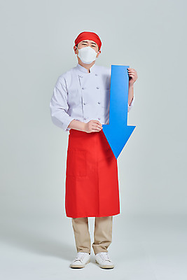 포토 JPG 스튜디오촬영 전신 남자 화살표 비즈니스 회색배경 실내 두건 마스크 한명 서기 들기 성인 앞모습 30대 식당 주방장 앞치마 한국인 찡그림 하락 상인 사회이슈 서비스 고민 자영업 장사 매출 하락세 성인남자한명만 소상공인 국내포토 직업 1 감정 뷰포인트 백그라운드 컨셉 모션 표정 사람 동양인 내부 장년 경제 상점 요리사 회색 상업 남자한명만 성인남자만 파일형식