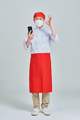 포토 JPG 스튜디오촬영 전신 남자 비즈니스 회색배경 실내 두건 마스크 한명 서기 들기 손짓 성인 앞모습 30대 스마트폰 식당 주방장 앞치마 한국인 OK 상인 사회이슈 서비스 자영업 장사 매출 성인남자한명만 소상공인 국내포토 직업 1 뷰포인트 백그라운드 컨셉 모션 사람 동양인 내부 장년 경제 핸드폰 스마트기기 상점 요리사 회색 상업 남자한명만 성인남자만 파일형식