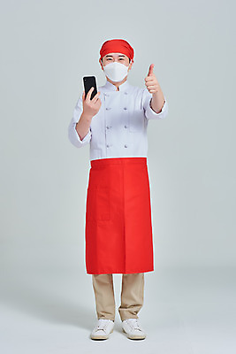 포토 JPG 스튜디오촬영 전신 남자 비즈니스 회색배경 실내 두건 마스크 한명 서기 들기 성인 앞모습 30대 스마트폰 식당 주방장 앞치마 한국인 엄지손가락 최고 상인 사회이슈 서비스 자영업 장사 매출 성인남자한명만 소상공인 국내포토 직업 1 뷰포인트 백그라운드 컨셉 손가락 모션 사람 동양인 내부 장년 경제 핸드폰 스마트기기 상점 요리사 회색 상업 남자한명만 성인남자만 파일형식