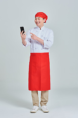 포토 JPG 스튜디오촬영 전신 응시 남자 비즈니스 회색배경 실내 두건 한명 서기 미소 들기 성인 앞모습 30대 스마트폰 식당 주방장 앞치마 한국인 가리킴 상인 사회이슈 서비스 자영업 장사 매출 성인남자한명만 소상공인 국내포토 직업 1 시선 뷰포인트 백그라운드 컨셉 모션 표정 사람 동양인 손짓 내부 장년 경제 핸드폰 스마트기기 상점 요리사 회색 상업 남자한명만 성인남자만 파일형식