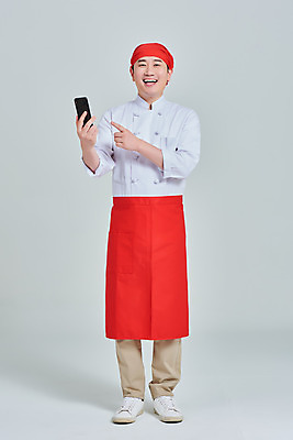 포토 JPG 스튜디오촬영 전신 남자 비즈니스 회색배경 실내 두건 한명 서기 미소 들기 성인 앞모습 30대 스마트폰 식당 주방장 앞치마 한국인 가리킴 상인 사회이슈 서비스 자영업 장사 매출 성인남자한명만 소상공인 국내포토 직업 1 뷰포인트 백그라운드 컨셉 모션 표정 사람 동양인 손짓 내부 장년 경제 핸드폰 스마트기기 상점 요리사 회색 상업 남자한명만 성인남자만 파일형식