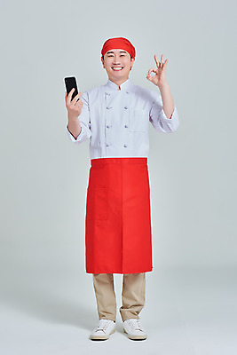 포토 JPG 스튜디오촬영 전신 남자 비즈니스 회색배경 실내 두건 한명 서기 미소 들기 성인 앞모습 30대 스마트폰 식당 주방장 앞치마 한국인 OK 상인 사회이슈 서비스 자영업 장사 매출 성인남자한명만 소상공인 국내포토 직업 1 뷰포인트 백그라운드 컨셉 모션 표정 사람 동양인 손짓 내부 장년 경제 핸드폰 스마트기기 상점 요리사 회색 상업 남자한명만 성인남자만 파일형식