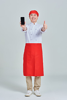 포토 JPG 스튜디오촬영 전신 남자 비즈니스 회색배경 실내 두건 한명 서기 미소 들기 성인 앞모습 30대 스마트폰 식당 주방장 앞치마 한국인 엄지손가락 최고 상인 사회이슈 서비스 자영업 장사 매출 성인남자한명만 소상공인 국내포토 직업 1 뷰포인트 백그라운드 컨셉 손가락 모션 표정 사람 동양인 내부 장년 경제 핸드폰 스마트기기 상점 요리사 회색 상업 남자한명만 성인남자만 파일형식