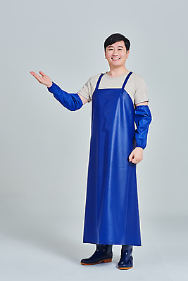 포토 JPG 스튜디오촬영 전신 남자 비즈니스 회색배경 실내 한명 서기 미소 성인 앞모습 30대 앞치마 한국인 가리킴 시장 상인 사회이슈 서비스 자영업 장사 매출 성인남자한명만 소상공인 국내포토 직업 1 뷰포인트 백그라운드 컨셉 모션 표정 사람 동양인 손짓 내부 장년 경제 회색 상업 남자한명만 성인남자만 파일형식