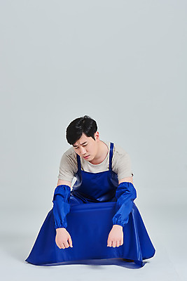 포토 JPG 스튜디오촬영 전신 남자 비즈니스 회색배경 실내 한명 앉기 성인 앞모습 30대 앞치마 한국인 시장 좌절 상인 사회이슈 서비스 자영업 장사 매출 성인남자한명만 소상공인 국내포토 직업 1 감정 뷰포인트 백그라운드 컨셉 모션 사람 동양인 내부 장년 경제 회색 상업 남자한명만 성인남자만 파일형식