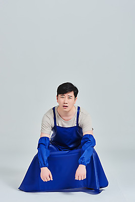 포토 JPG 스튜디오촬영 전신 남자 비즈니스 회색배경 실내 한명 앉기 성인 앞모습 30대 앞치마 한국인 시장 좌절 상인 사회이슈 서비스 자영업 장사 매출 성인남자한명만 소상공인 국내포토 직업 1 감정 뷰포인트 백그라운드 컨셉 모션 사람 동양인 내부 장년 경제 회색 상업 남자한명만 성인남자만 파일형식