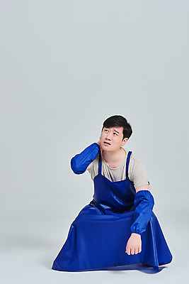 포토 JPG 스튜디오촬영 전신 남자 비즈니스 회색배경 실내 한명 앉기 성인 앞모습 30대 앞치마 한국인 시장 좌절 상인 사회이슈 서비스 자영업 장사 매출 성인남자한명만 소상공인 국내포토 직업 1 감정 뷰포인트 백그라운드 컨셉 모션 사람 동양인 내부 장년 경제 회색 상업 남자한명만 성인남자만 파일형식
