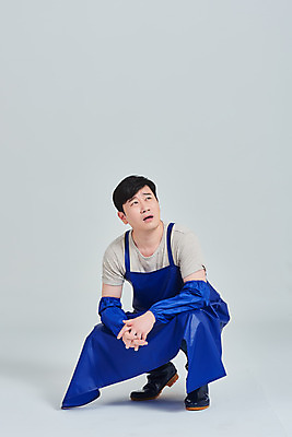 포토 JPG 스튜디오촬영 전신 남자 비즈니스 회색배경 실내 한명 앉기 성인 앞모습 30대 앞치마 한국인 시장 좌절 상인 사회이슈 서비스 자영업 장사 매출 성인남자한명만 소상공인 국내포토 직업 1 감정 뷰포인트 백그라운드 컨셉 모션 사람 동양인 내부 장년 경제 회색 상업 남자한명만 성인남자만 파일형식