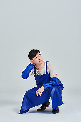 포토 JPG 스튜디오촬영 전신 남자 비즈니스 회색배경 실내 한명 앉기 성인 앞모습 30대 앞치마 한국인 시장 좌절 상인 사회이슈 서비스 자영업 장사 매출 성인남자한명만 소상공인 국내포토 직업 1 감정 뷰포인트 백그라운드 컨셉 모션 사람 동양인 내부 장년 경제 회색 상업 남자한명만 성인남자만 파일형식