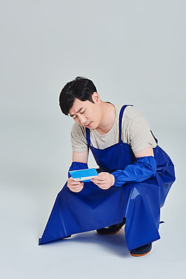 포토 JPG 스튜디오촬영 전신 남자 비즈니스 회색배경 실내 한명 들기 앉기 성인 앞모습 30대 앞치마 한국인 시장 좌절 상인 사회이슈 서비스 통장 자영업 장사 매출 성인남자한명만 소상공인 국내포토 직업 1 감정 뷰포인트 백그라운드 컨셉 모션 사람 동양인 내부 장년 금융 경제 회색 상업 남자한명만 성인남자만 파일형식