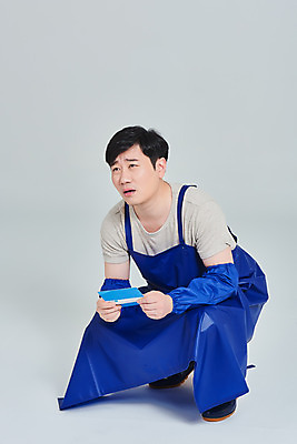 포토 JPG 스튜디오촬영 전신 남자 비즈니스 회색배경 실내 한명 들기 앉기 성인 앞모습 30대 앞치마 한국인 시장 좌절 상인 사회이슈 서비스 통장 자영업 장사 매출 성인남자한명만 소상공인 국내포토 직업 1 감정 뷰포인트 백그라운드 컨셉 모션 사람 동양인 내부 장년 금융 경제 회색 상업 남자한명만 성인남자만 파일형식