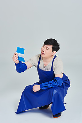 포토 JPG 스튜디오촬영 전신 남자 비즈니스 회색배경 실내 한명 들기 앉기 성인 앞모습 30대 앞치마 한국인 시장 좌절 상인 사회이슈 서비스 통장 자영업 장사 매출 성인남자한명만 소상공인 국내포토 직업 1 감정 뷰포인트 백그라운드 컨셉 모션 사람 동양인 내부 장년 금융 경제 회색 상업 남자한명만 성인남자만 파일형식