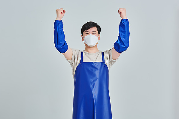 포토 JPG 스튜디오촬영 남자 비즈니스 회색배경 실내 마스크 한명 서기 미소 상반신 성인 앞모습 30대 파이팅 앞치마 한국인 시장 상인 사회이슈 서비스 자영업 장사 매출 성인남자한명만 소상공인 국내포토 직업 1 뷰포인트 백그라운드 컨셉 모션 표정 사람 동양인 내부 장년 경제 회색 상업 남자한명만 성인남자만 파일형식