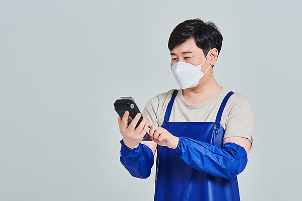 포토 JPG 스튜디오촬영 남자 비즈니스 회색배경 실내 마스크 한명 서기 들기 상반신 성인 앞모습 30대 앞치마 한국인 시장 상인 사회이슈 서비스 결제 자영업 장사 매출 카드단말기 성인남자한명만 소상공인 국내포토 직업 1 뷰포인트 백그라운드 컨셉 모션 사람 동양인 내부 장년 경제 회색 상업 단말기 남자한명만 성인남자만 파일형식