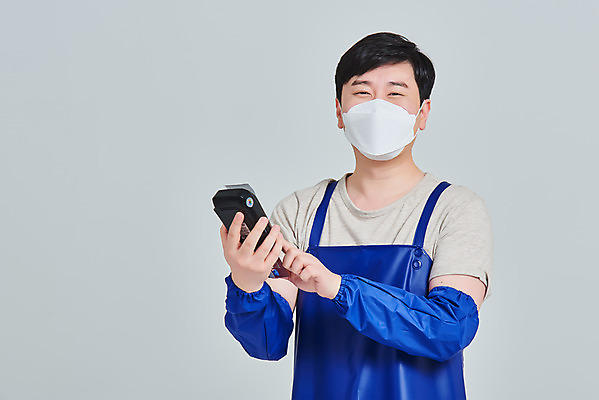포토 JPG 스튜디오촬영 남자 비즈니스 회색배경 실내 마스크 한명 서기 미소 들기 상반신 성인 앞모습 30대 앞치마 한국인 시장 상인 사회이슈 서비스 결제 자영업 장사 매출 카드단말기 성인남자한명만 소상공인 국내포토 직업 1 뷰포인트 백그라운드 컨셉 모션 표정 사람 동양인 내부 장년 경제 회색 상업 단말기 남자한명만 성인남자만 파일형식