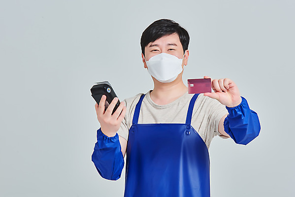 포토 JPG 스튜디오촬영 남자 비즈니스 회색배경 실내 마스크 한명 서기 들기 상반신 성인 앞모습 30대 앞치마 한국인 신용카드 시장 상인 사회이슈 서비스 결제 자영업 장사 매출 카드단말기 성인남자한명만 소상공인 국내포토 직업 1 뷰포인트 백그라운드 컨셉 모션 사람 동양인 내부 장년 금융 경제 회색 상업 단말기 남자한명만 성인남자만 파일형식
