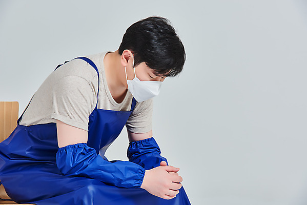 포토 JPG 스튜디오촬영 남자 비즈니스 회색배경 실내 마스크 한명 앉기 상반신 성인 옆모습 30대 앞치마 한국인 시장 좌절 상인 사회이슈 서비스 자영업 장사 매출 성인남자한명만 소상공인 국내포토 직업 1 감정 뷰포인트 백그라운드 컨셉 모션 사람 동양인 내부 장년 경제 회색 상업 남자한명만 성인남자만 파일형식