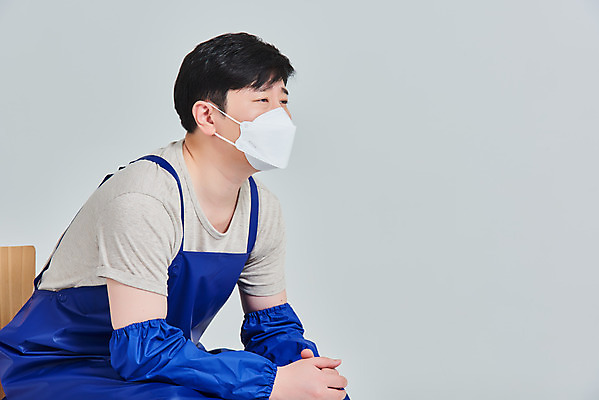 포토 JPG 스튜디오촬영 남자 비즈니스 회색배경 실내 마스크 한명 앉기 상반신 성인 옆모습 30대 앞치마 한국인 시장 좌절 상인 사회이슈 서비스 자영업 장사 매출 성인남자한명만 소상공인 국내포토 직업 1 감정 뷰포인트 백그라운드 컨셉 모션 사람 동양인 내부 장년 경제 회색 상업 남자한명만 성인남자만 파일형식