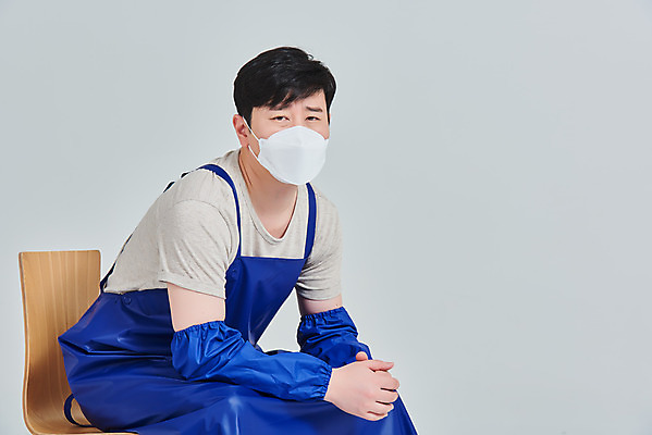 포토 JPG 스튜디오촬영 남자 비즈니스 회색배경 실내 마스크 한명 앉기 상반신 성인 옆모습 30대 앞치마 한국인 시장 좌절 상인 사회이슈 서비스 자영업 장사 매출 성인남자한명만 소상공인 국내포토 직업 1 감정 뷰포인트 백그라운드 컨셉 모션 사람 동양인 내부 장년 경제 회색 상업 남자한명만 성인남자만 파일형식