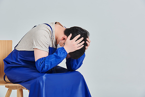 포토 JPG 스튜디오촬영 남자 비즈니스 회색배경 실내 마스크 한명 앉기 상반신 성인 옆모습 30대 앞치마 한국인 시장 좌절 상인 사회이슈 서비스 자영업 장사 매출 성인남자한명만 소상공인 국내포토 직업 1 감정 뷰포인트 백그라운드 컨셉 모션 사람 동양인 내부 장년 경제 회색 상업 남자한명만 성인남자만 파일형식