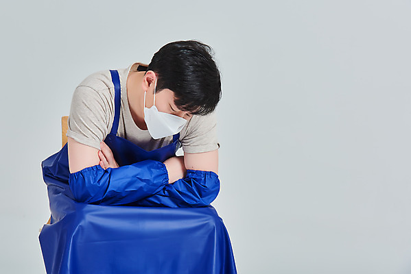 포토 JPG 스튜디오촬영 남자 비즈니스 회색배경 실내 마스크 한명 앉기 상반신 성인 앞모습 30대 앞치마 한국인 시장 좌절 상인 사회이슈 서비스 자영업 장사 매출 성인남자한명만 소상공인 국내포토 직업 1 감정 뷰포인트 백그라운드 컨셉 모션 사람 동양인 내부 장년 경제 회색 상업 남자한명만 성인남자만 파일형식