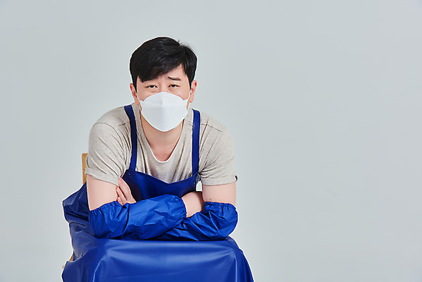 포토 JPG 스튜디오촬영 남자 비즈니스 회색배경 실내 마스크 한명 앉기 상반신 성인 앞모습 30대 앞치마 한국인 시장 좌절 상인 사회이슈 서비스 자영업 장사 매출 성인남자한명만 소상공인 국내포토 직업 1 감정 뷰포인트 백그라운드 컨셉 모션 사람 동양인 내부 장년 경제 회색 상업 남자한명만 성인남자만 파일형식