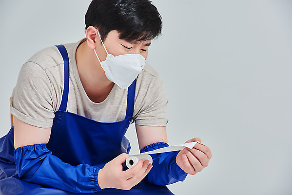 포토 JPG 스튜디오촬영 응시 남자 비즈니스 회색배경 실내 마스크 한명 들기 앉기 상반신 성인 앞모습 30대 앞치마 한국인 시장 좌절 상인 사회이슈 서비스 자영업 장사 영수증 매출 성인남자한명만 소상공인 국내포토 직업 1 시선 감정 뷰포인트 백그라운드 컨셉 모션 사람 동양인 내부 장년 금융 경제 회색 상업 남자한명만 성인남자만 파일형식