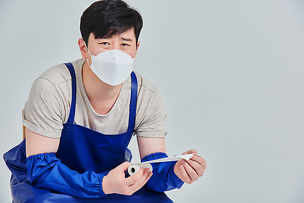 포토 JPG 스튜디오촬영 남자 비즈니스 회색배경 실내 마스크 한명 들기 앉기 상반신 성인 앞모습 30대 앞치마 한국인 시장 좌절 상인 사회이슈 서비스 자영업 장사 영수증 매출 성인남자한명만 소상공인 국내포토 직업 1 감정 뷰포인트 백그라운드 컨셉 모션 사람 동양인 내부 장년 금융 경제 회색 상업 남자한명만 성인남자만 파일형식